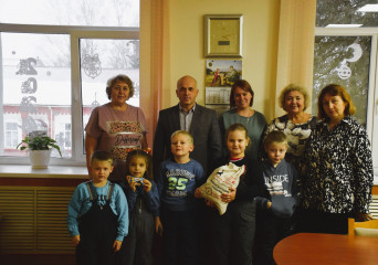 воспитанники детского сада «Родничок» накануне Нового года посетили районную администрацию - фото - 7