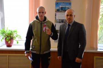 в Краснинском районе вручили ключи от квартиры сироте-участнику СВО - фото - 1