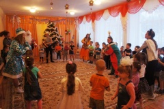 волонтеры поздравили с Новым годом воспитанников детского сада "Белочка" - фото - 8