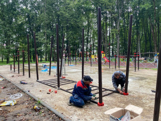специалисты приступили к монтажу оборудования на спортивной площадке «воркаут» - фото - 1