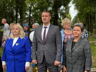 глава округа поздравил учеников Краснинской средней школы с Днём знаний - фото - 5