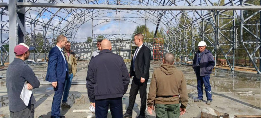 глава округа и министр спорта Смоленской области провели инспекционный выезд на объект физкультурно-оздоровительного комплекса (ФОК) - фото - 3