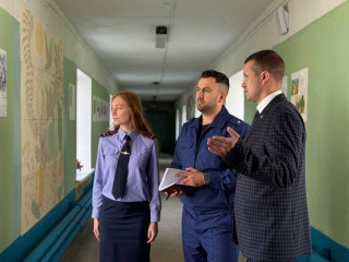 проверка хода ремонтных работ в Гусинской средней школе - фото - 3