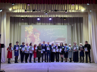 педагогов Краснинского округа поздравили с профессиональным праздником - фото - 4