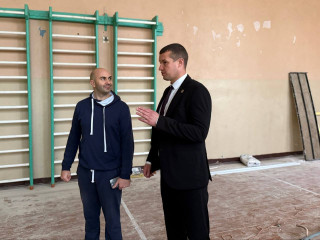 глава округа проверил ход ремонтно-строительных работ в Гусинской средней школе - фото - 3