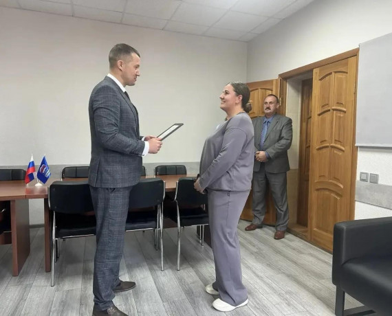 глава округа Максим Владимирович Мищенко вручил сертификат на обеспечение жильем Надежде Гимборовой - фото - 1