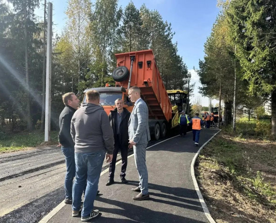 глава Краснинского округа Максим Владимирович Мищенко посетил площадку ремонта дороги на улице Черняховского - фото - 2