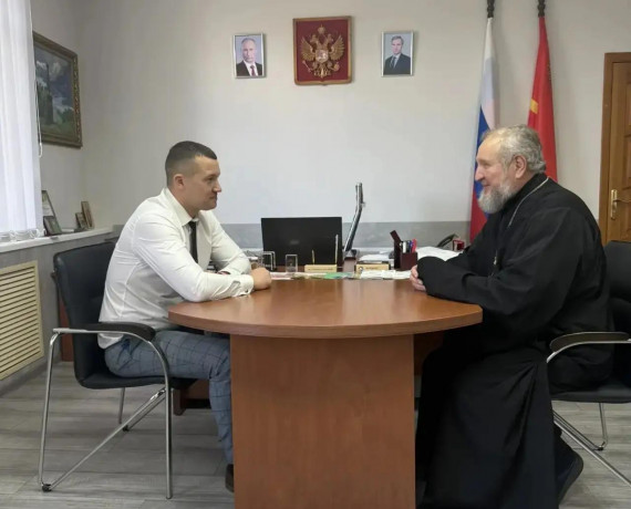 глава Краснинского округа Максим Владимирович Мищенко провёл встречу с настоятелем храма Преображения Господня отцом Сергием - фото - 1