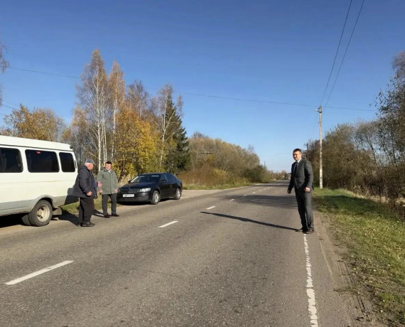 глава Краснинского округа Максим Владимирович Мищенко совместно с заместителем и сотрудником «Автодора» выехали на комиссионное обследование дорог в Красном - фото - 1