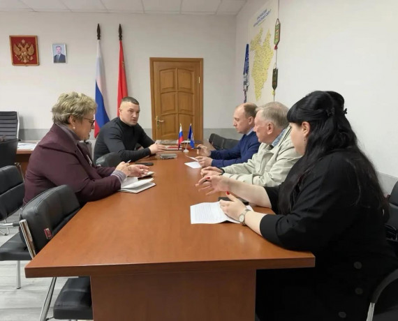 глава Краснинского округа Максим Владимирович Мищенко провел совещание по подготовке к военно-исторической реконструкции сражения под Красным - фото - 3