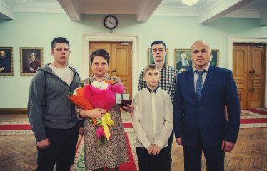 жительница Краснинского района была награждена почетным знаком «Материнская слава» - фото - 3