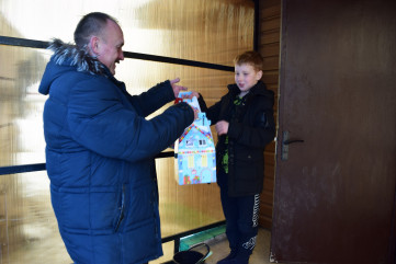 в Краснинском районе детям из семей мобилизованных начали вручать новогодние подарки - фото - 6
