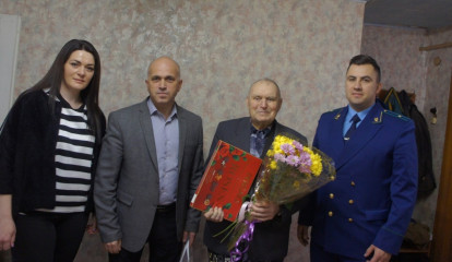бывшего узника концлагеря поздравили в Краснинском районе - фото - 2