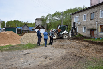 в Краснинском районе начались работы по благоустройству дворовой территории - фото - 1
